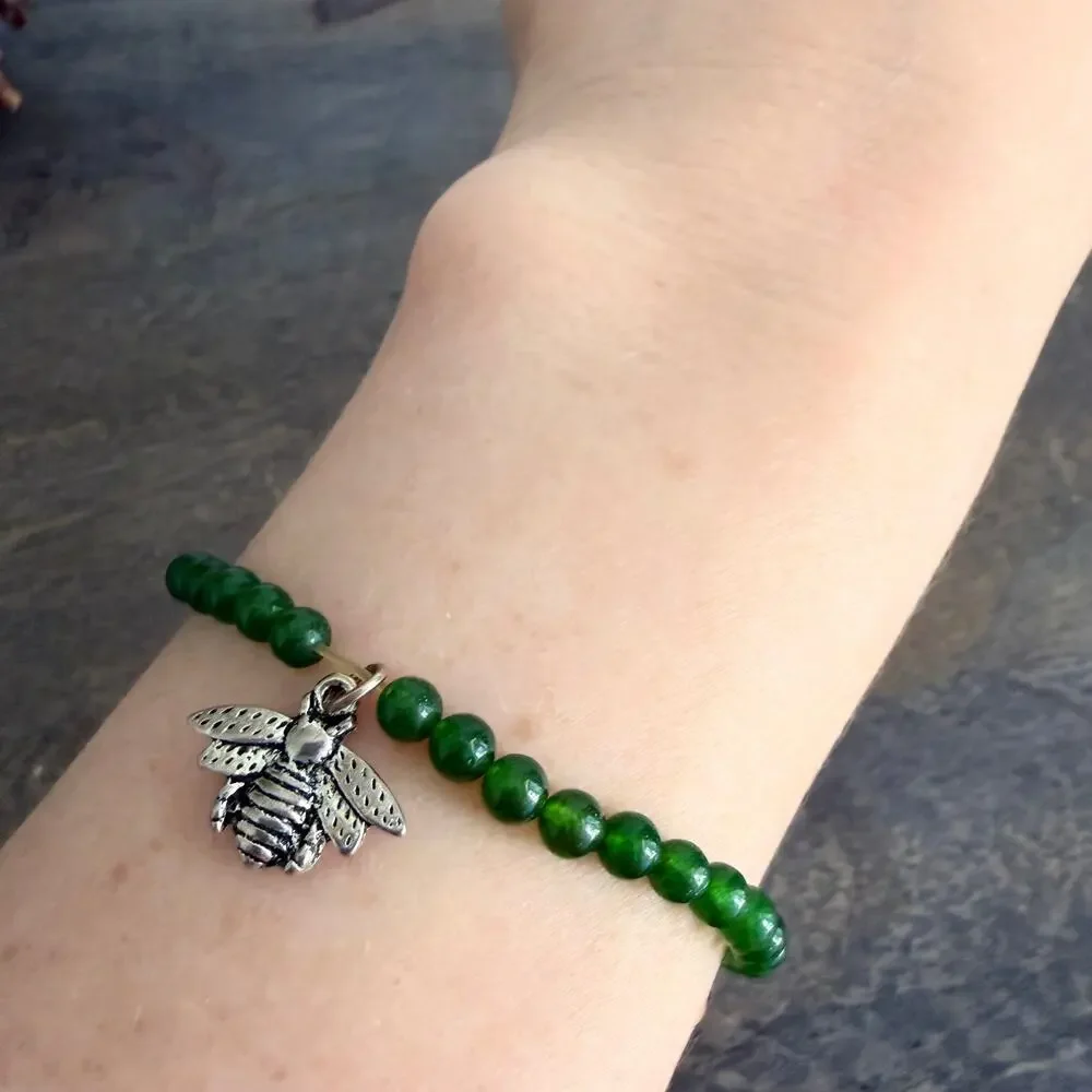 Green beaded bee charm stretch bracelet